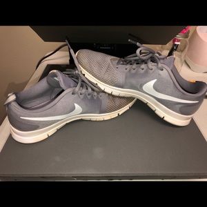 Women’s Nike tennis shoes